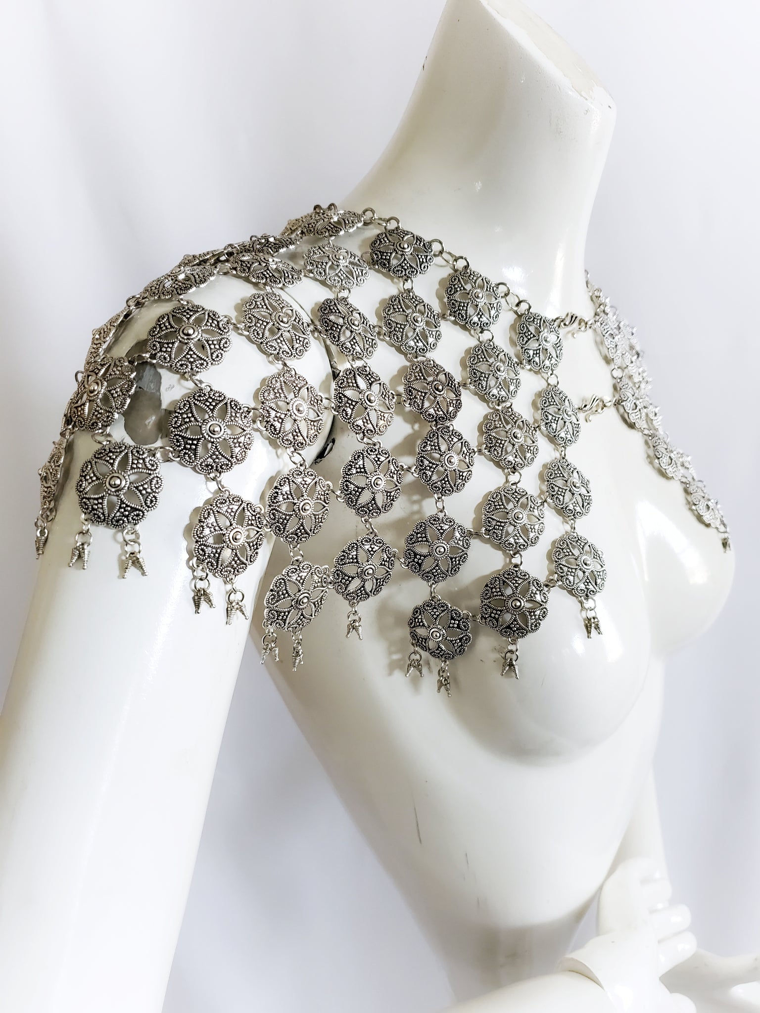 Armored Shawl Queens Armor Hauberk Shoulder Jewelry