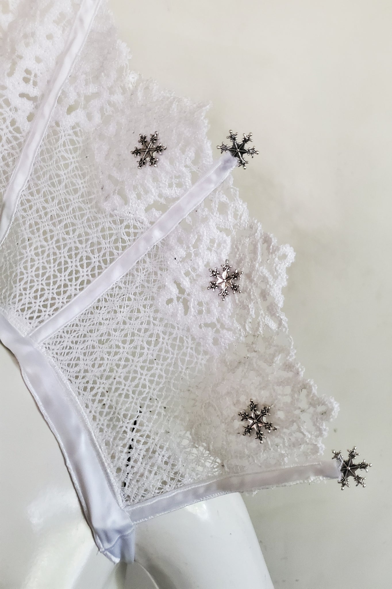 White Snowflake Fan Lace Stand Up Collar